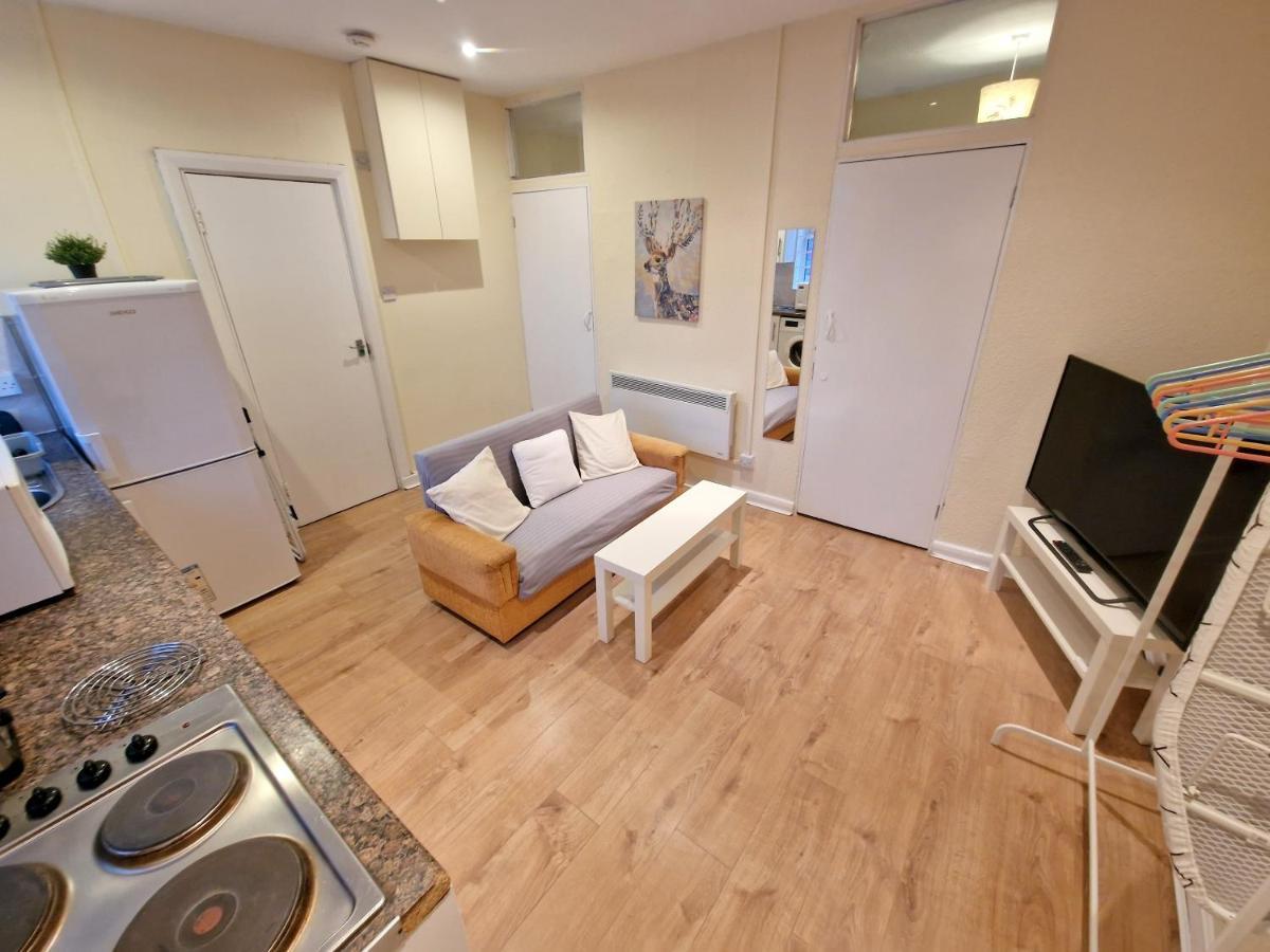 Super Studio With Two Bedrooms - Five Minutes From The Station! Londres Exterior foto