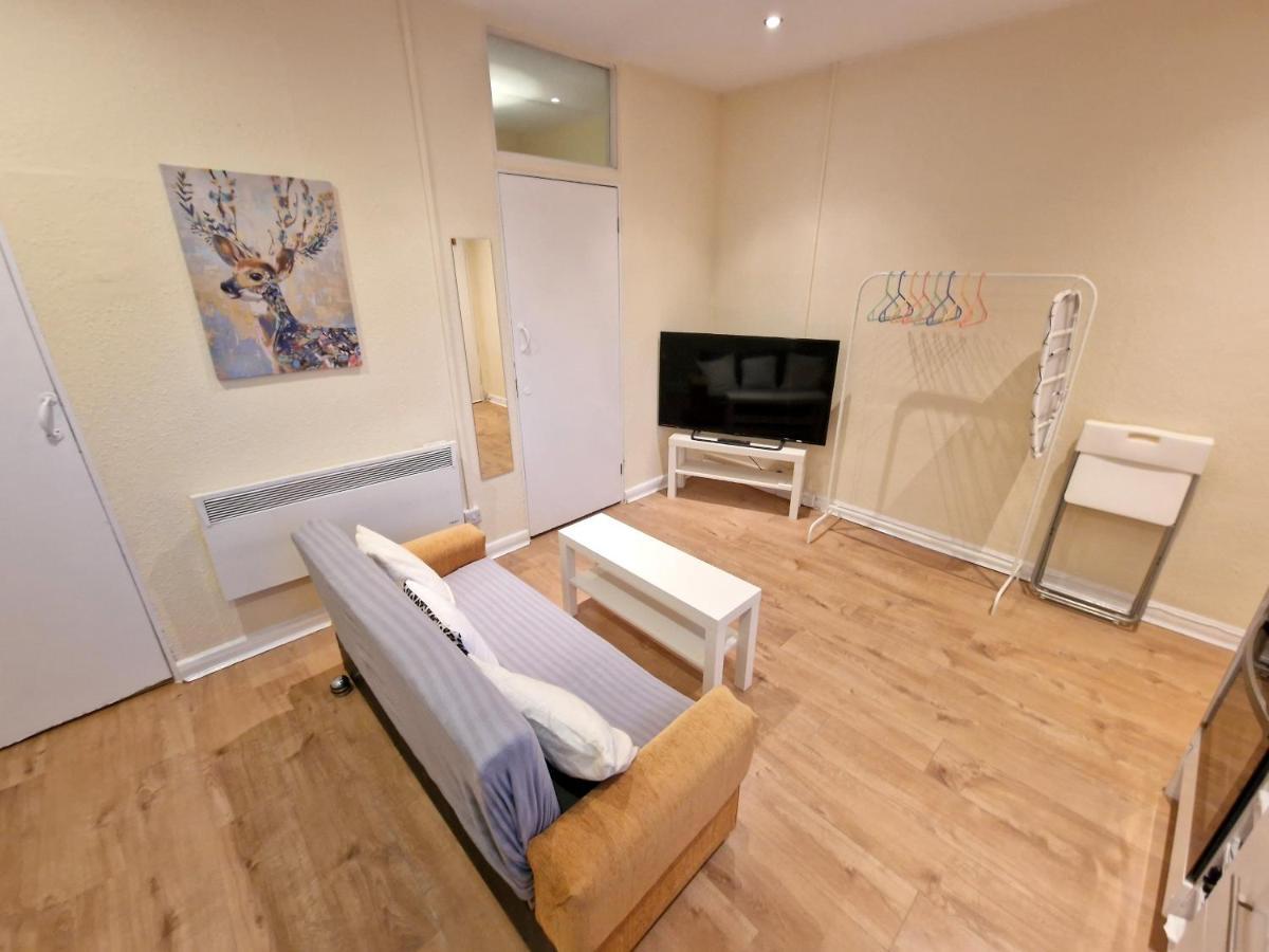 Super Studio With Two Bedrooms - Five Minutes From The Station! Londres Exterior foto